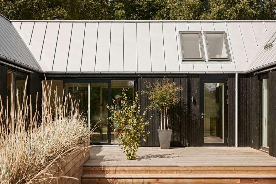 Arkitekttegnet delesommerhus beklædt med stålprofiler og træ, Skovsøvej 15, 4200 Slagelse